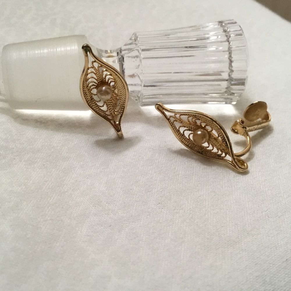 Sarah Coventry Brand Goldtone Filligree Leaf Clip On Earrings